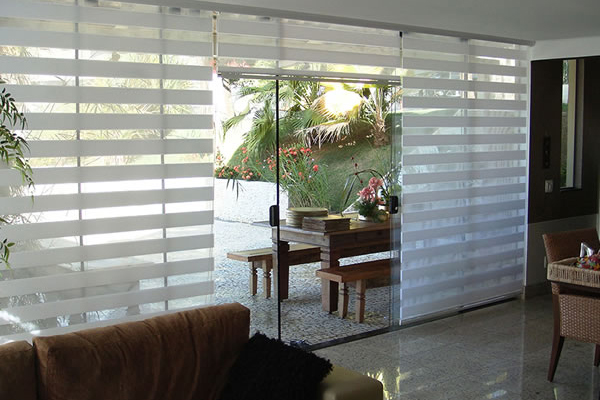 Sala integrada com jardim e persiana double vision