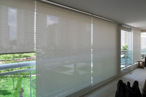 Persiana rolô com tela solar em varanda de apartamento em Porto Alegre